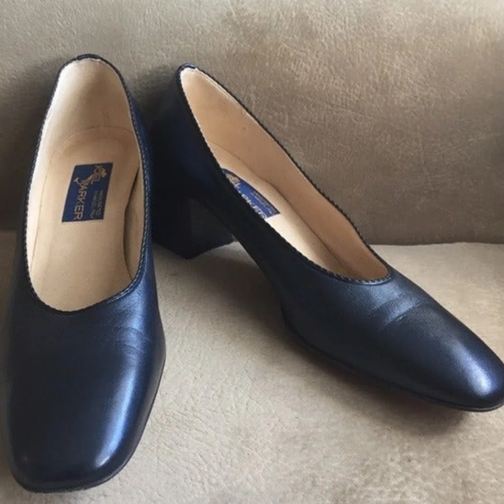 Joel Parker Womans Navy Pumps  AA width